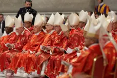 Cardeais acompanham a missa celebrada antes do conclave que irá eleger o sucessor do papa Francisco