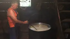 Спершу 350-літровий чан наповнюють молоком
