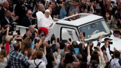 Papa Francisco saúda os fiéis no final da missa de Páscoa em 20 de abril de 2025