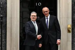 Стармер и Мерц пожимают руки у двери резиденции премьера на Даунинг-стрит