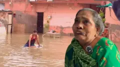 અમદાવાદના બાવળામાં પૂરને કારણે ખરાબ સ્થિતિ અમદાવાદ : બાવળામાં પૂરનાં પાણી ઘૂસતાં ઘરો ડૂબ્યાં, ઘરવખરી તણાઈ, આ લોકોની કેવી હાલત થઈ? બીબીસી ગુજરાતી ગુજરાત સમાચાર ન્યૂઝ અપડેટ
