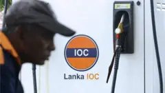 ලංකා IOC සමාගම අද මධ්‍යම රාත්‍රීයේ සිට ක්‍රියාත්මක වන පරිදි ඩීසල් හා පෙට්‍රල් මිල ගණන් ඉහළ දමා තිබේ.