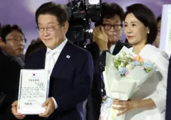 이재명 대통령이 15일 오후 서울 종로구 광화문광장에서 열린 '광복 80년, 국민 주권으로 미래를 세우다' 제21대 대통령 국민 임명식에서 국민 대표 80인이 참여한 임명장을 전달 받았다.