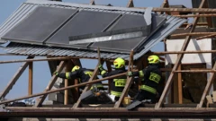 Daños en un casa en la zona en la que fueron derribados los drones.