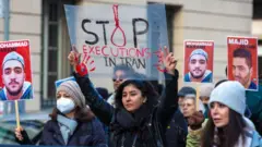 イランでの死刑執行に抗議する人々