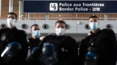 Fransa Charles de Gaulle Havalimanı'ndaki polisler