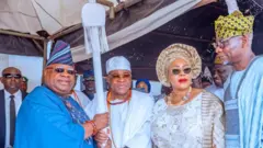 Gómìnà Adeleke ń gbé ọ̀pá àṣẹ lé Owa Obokun tuntun lọ́wọ́