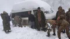 বরফ সরানোর কাজ করছে নিরাপত্তা বাহিনী