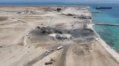 صورة لآثار الدمار في ميناء رأس عيسى غربي اليمن عقب غارات استهدفته منتصف أبريل/نيسان الماضي.