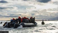 مهاجرون على متن قارب صغير في مياه القنال الإنجليزي