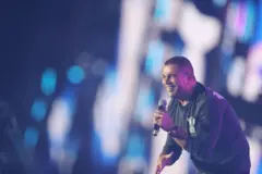 المغني المصري عمرو دياب في إحدى حفلاته 