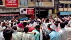 बीयाणांसाठी गर्दी केलेले शेतकरी. 