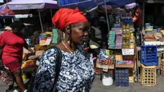 Uma mulher caminha pelo Mercado Stabroek em Georgetown.