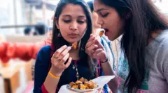बाज़ार में मिलने वाली खाने-पीने की चीज़ों की जांच एक बड़ी चुनौती है (फ़ाइल फ़ोटो)