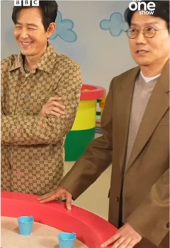 بطل مسلسل "لعبة الحبار"، سيونغ جي هون، وصاحب فكرة المسلسل هوانغ دونغ هيوك، في لقاء مع بي بي سي