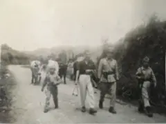 O pequeno Carlos Arturo com vários soldados em Tolima, na Colômbia