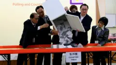香港區議會選舉去年因為暴力示威浪潮，也曾被要求推遲舉行，但最終如期順利完成。