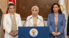Biri başörtülü üç kadın AK Parti yazan bir kürsünün önünde basın toplantısı yapıyor.