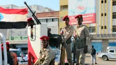 Loltoota Kaawunsilii Ce'umsaa Kibbaa (STC) wayita walabummaa Yaman gaafachuuf ba'ame eegumsarra turan, magaalaa handaara galaanaa Aden keessatti Mudde 25, 2025