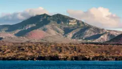 Vista da ilha de Ascensão. Há água e montanhas ao fundo
