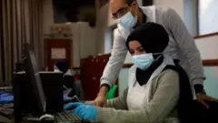 Relawan dan petugas di Masjid Al Abbas