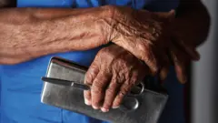 Mão com instrumentos