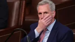Mu matora atatu yose, Kevin McCarthy  vyaranse ko akwiza amajwi akenewe kugira arongore inama nshingamateka