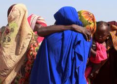 نساء من الجنينة، غرب دارفور، يبكين بعد تلقي أخبار عن أقاربهن المفقودين