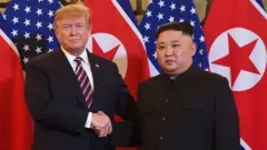Trump e Kim apertando as mãos