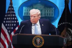 Donald Trump olhando fixamente para alguém durante entrevista