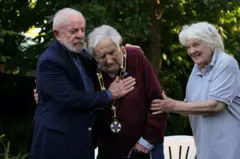 Lula abraçando Mujica