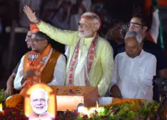 नीतीश कुमार के साथ नरेंद्र मोदी