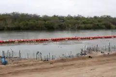 Fila de boias laranjas instaladas no rio