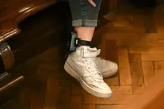 Tornozeleira eletrônica em uma perna