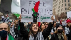 تظاهرات حامیان فلسطینیان، دختری پلاکاردی در دست گرفته که روی آن نوشته فلسطین را آزاد کنید