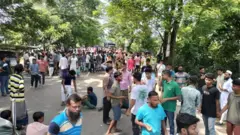 শুক্রবার ফরিদপুরের ভাঙায় ঢাকা খুলনা মহাসড়ক অবরোধ করে বিক্ষোভ করে স্থানীয়রা
