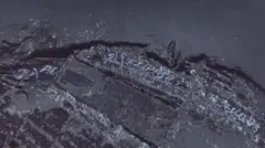 Imagem em close-up dos destroços do Clipper Endeavour mostrando o logotipo da Pan Am.