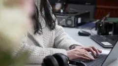 Femme devant son clavier