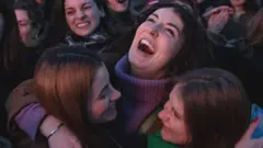 Abaturage nyuma yuko ibyavuye mu matora ku gukuramo inda mu Bufaransa bitangajwe. Abadepite n’abasenateri bemeje ko gukuramo inda ari uburenganzira bwemewe mu itegekonshinga. 