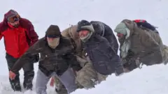 Куткаруу иштерине туман жана кар тоскоолдук жаратып жатканы айтылды