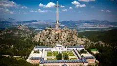 Madrid yakınlarında Franco'nun anıt mezarının bulunduğu Valle de los Caídos.