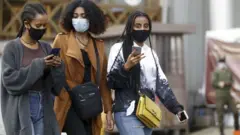 ጭምብል ያጠለቁ ኢትዮጵያውያን