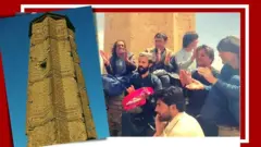 د غزني ښار په څنډه او د غره په ډډه کې د تاریخي منارونو لاندې ځینې ځوانان د پسرلي په راتلو سره راغونډ شوي او یوه لوی ټیپ کې د سندرو کېسټ چالانه ده او دوی ورته اتڼ کوي.