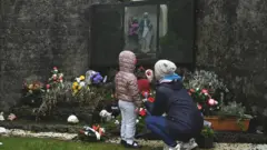 Мемориал в городе Туам