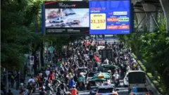 ประชาชนร่วมประท้วงขับไล่รัฐบาลในกิจกรรม "คาร์ม็อบ" เมื่อ 16 ส.ค. ขณะที่ยอดผู้ป่วยหน้าใหม่ในเวลานั้นยังทะลุ 2 หมื่น/วัน