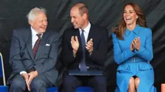 Pangeran William (tengah), Kate Middleton (kanan) dan Sir David Attenborough (kiri) menghadiri upacara penamaan kapal penelitian kutub RSS Sir David Attenborough (26/09/2019)