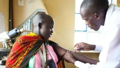 Médecin préparant un patient pour une injection