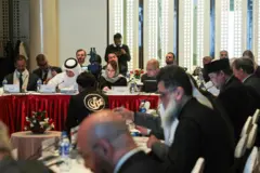 د یوناما او د غړو هېوادونو استازي د یوه کنفرانس پر مهال لیدل کېږي.