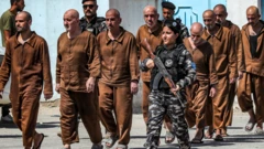 تصویری از سال ۲۰۲۴ که زندانیان وابسته به داعش را در یکی از زندان‌های تحت کنترل نیروهای دموکراتیک سوریه در حسکه نشان می‌دهد