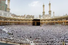 Des fidèles musulmans se rassemblent autour de la Kaaba, le lieu le plus sacré de l'islam, dans le complexe de la Grande Mosquée de La Mecque, ville sainte d'Arabie saoudite, le 20 mars 2026, pour la prière de l'Aïd el-Fitr, marquant la fin du mois sacré du Ramadan. 
